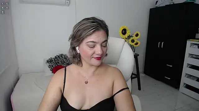 Snapshot of Chiraz_hasnaa chatting on March 2025 01:24:01 PM Chiraz hasnaa online show from March 2025 01:24:01 PM