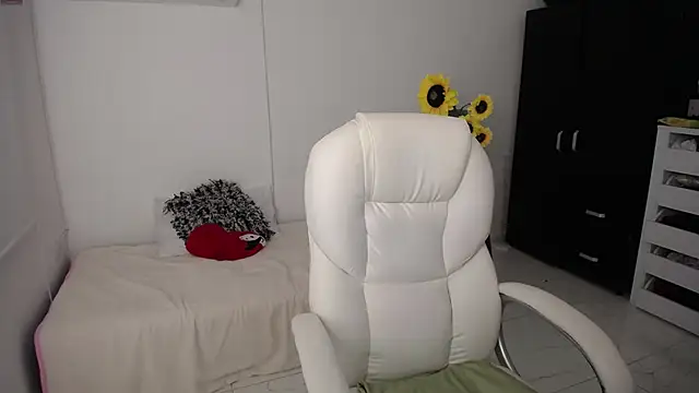 Snapshot of Chiraz_hasnaa chatting on March 2025 01:19:01 AM Chiraz hasnaa online show from March 2025 01:19:01 AM