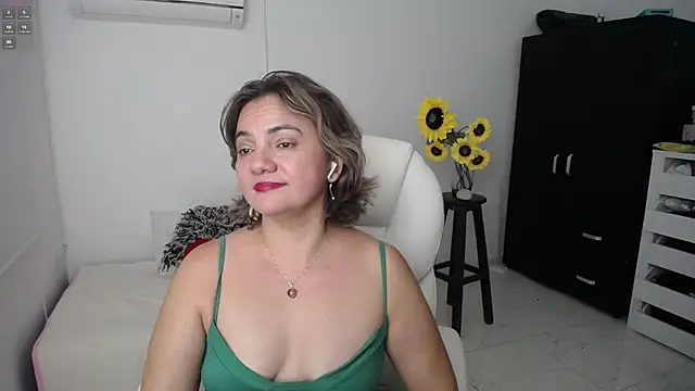 Snapshot of Chiraz_hasnaa chatting on March 2025 09:49:01 PM Chiraz hasnaa online show from March 2025 09:49:01 PM