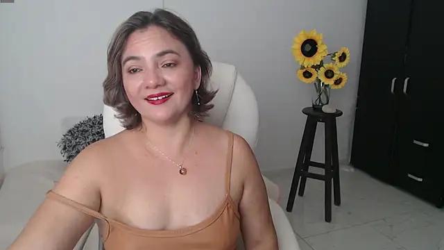 Snapshot of Chiraz_hasnaa chatting on March 2025 12:51:01 AM Chiraz hasnaa online show from March 2025 12:51:01 AM