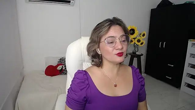 Snapshot of Chiraz_hasnaa chatting on March 2025 11:31:01 PM Chiraz hasnaa online show from March 2025 11:31:01 PM