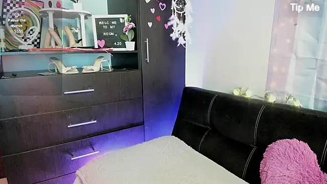 Emilytafur online show from November 2025 05:45:02 PM