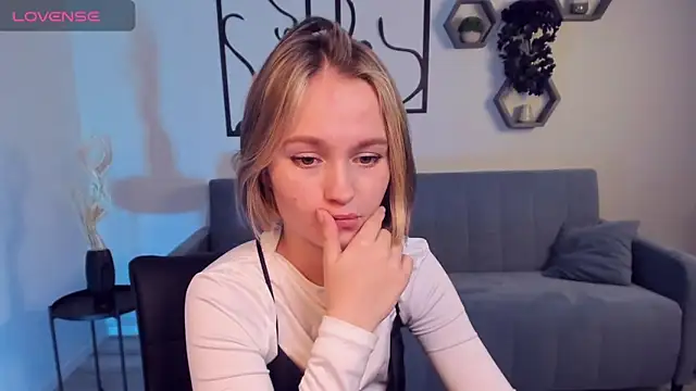 BritnieCute online show from December 2024 06:37:01 AM