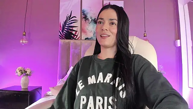 BellaClaiir online show from November 2025 03:00:01 PM