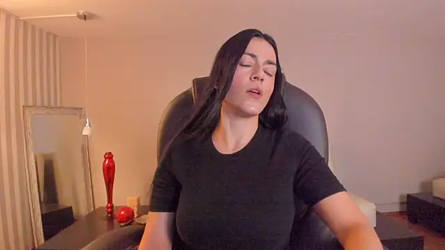 BellaClaiir online show from December 2025 03:17:01 PM