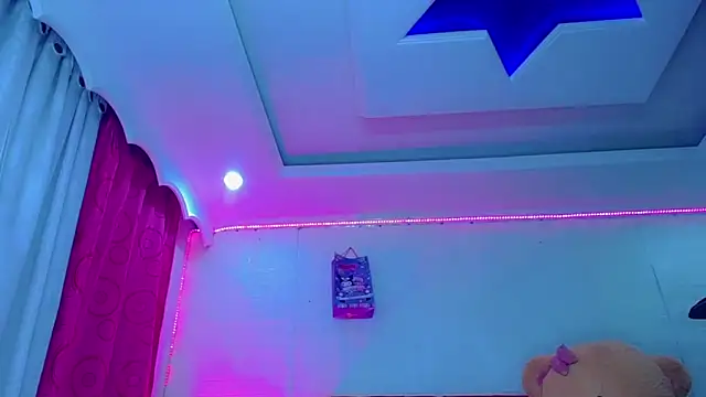 NahomiCamper online show from April 2026 12:33:01 AM