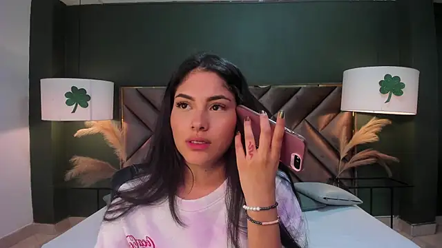 Mia Elowen online show from March 2025 01:00:01 AM