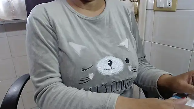 Snapshot of Foxlady2271 chatting on November 2025 09:29:01 AM Foxlady2271 online show from November 2025 09:29:01 AM