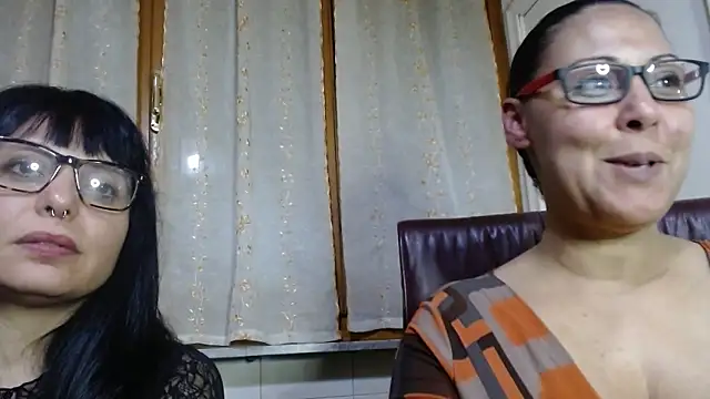 Snapshot of Foxlady2271 chatting on February 2026 09:13:02 PM Foxlady2271 online show from February 2026 09:13:02 PM