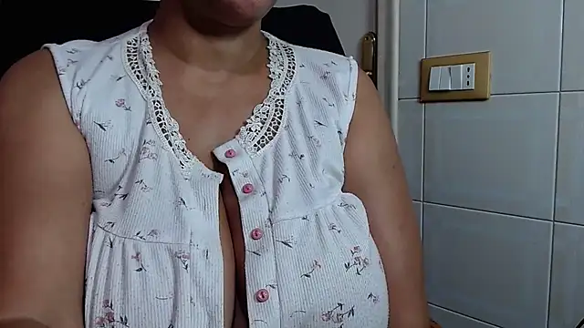 Snapshot of Foxlady2271 chatting on June 2026 11:25:01 PM Foxlady2271 online show from June 2026 11:25:01 PM