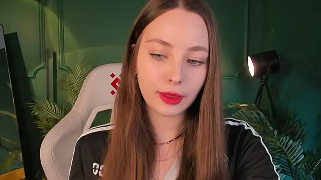 MoonLissa online show from December 2024 01:43:02 PM