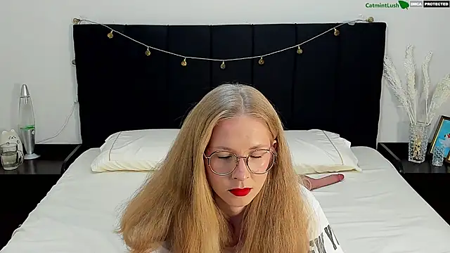 Snapshot of CatmintLush chatting on June 2026 11:37:01 PM CatmintLush online show from June 2026 11:37:01 PM