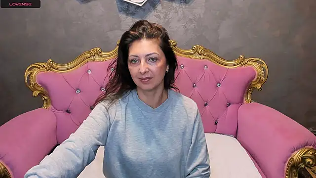 Snapshot of DivinSandra chatting on May 2026 06:10:01 AM DivinSandra online show from May 2026 06:10:01 AM
