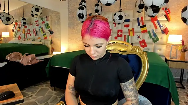 Snapshot of MelaniieRoux chatting on June 2026 07:38:02 PM MelaniieRoux online show from June 2026 07:38:02 PM