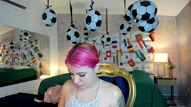Snapshot of MelaniieRoux chatting on June 2026 07:38:02 PM MelaniieRoux online show from June 2026 07:38:02 PM