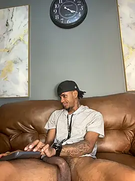 AaronCruz  online show from December 2024 07:43:02 PM