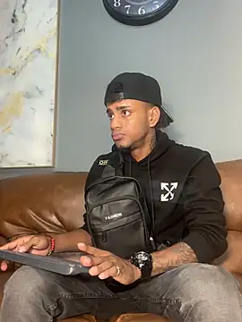 AaronCruz  online show from December 2024 07:53:02 PM