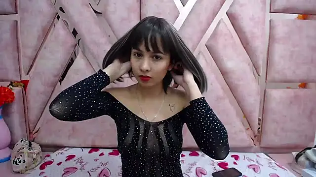 Snapshot of Paris_Petit chatting on April 2026 03:28:01 AM Paris Petit online show from April 2026 03:28:01 AM