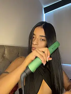 Laura fernandezII online show from December 2025 07:01:02 PM