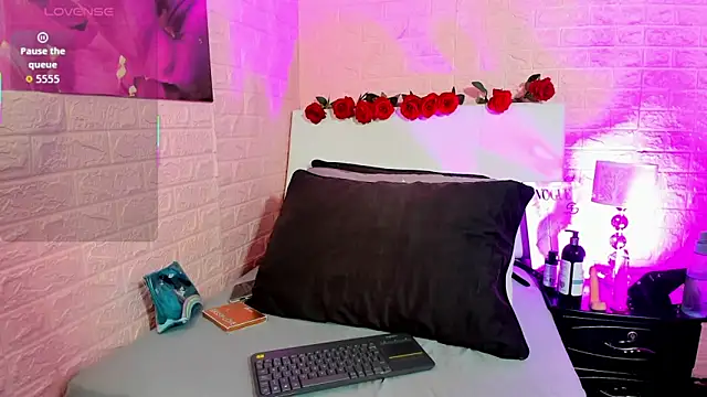 LYAA COLLINS  online show from January 2026 10:30:02 AM