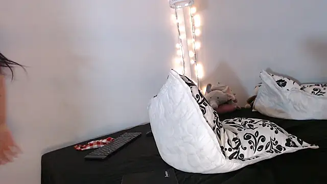 Snapshot of Kimandyuk chatting on December 2024 11:05:01 PM Kimandyuk online show from December 2024 11:05:01 PM