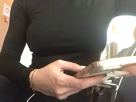 JulieErmesx online show from December 2024 05:05:01 PM