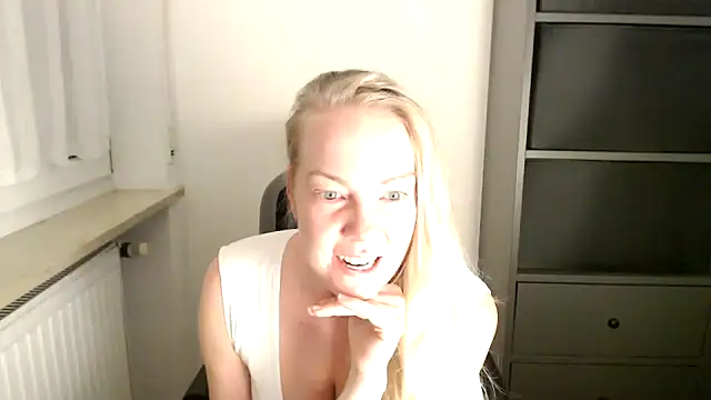Snapshot of _LunaxLia_ chatting on November 2025 06:02:01 PM LunaxLia online show from November 2025 06:02:01 PM