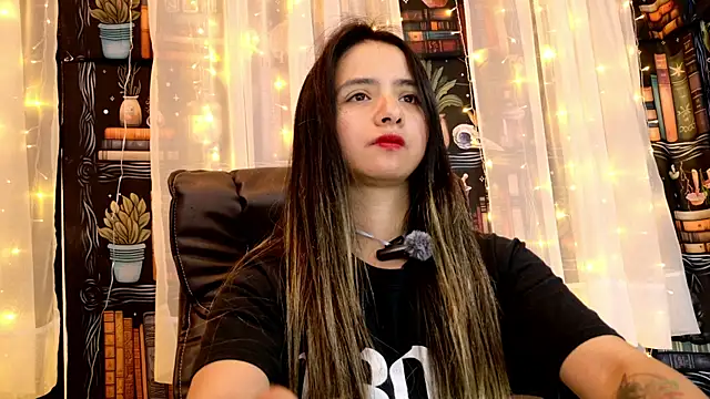 Snapshot of julietta___jackson chatting on May 2026 01:57:16 AM julietta jackson online show from May 2026 01:57:16 AM