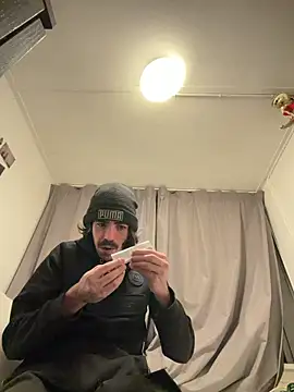 Snapshot of wolfwhite95 chatting on November 2025 12:32:01 AM wolfwhite95 online show from November 2025 12:32:01 AM