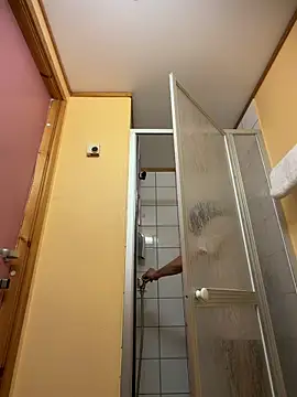 wolfwhite95 online show from April 2026 11:04:01 PM