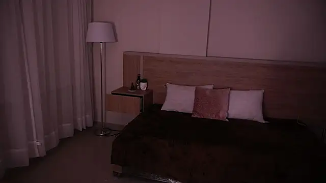 Snapshot of AliceShazaham_ chatting on February 2025 09:04:02 AM AliceShazaham  online show from February 2025 09:04:02 AM