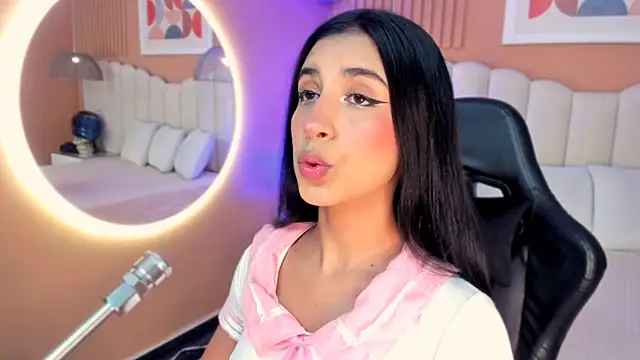 zia cooper online show from October 2025 07:15:01 PM