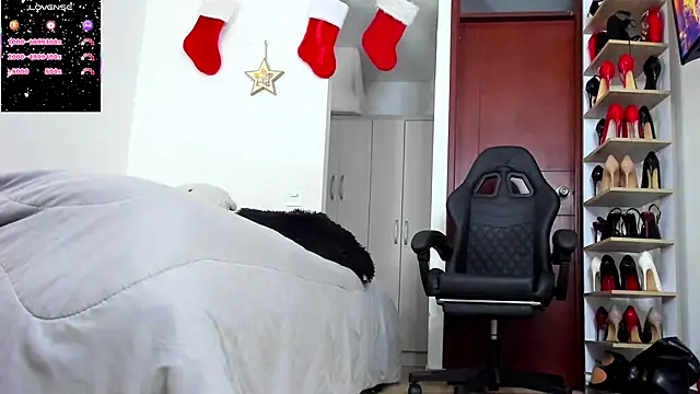 SophieBaker   online show from December 2025 01:35:02 AM