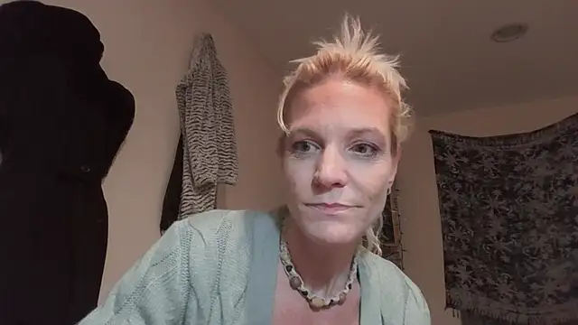 Snapshot of AddieAssets chatting on December 2024 01:58:01 AM AddieAssets online show from December 2024 01:58:01 AM