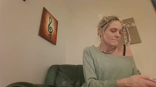 Snapshot of AddieAssets chatting on December 2024 06:09:01 AM AddieAssets online show from December 2024 06:09:01 AM