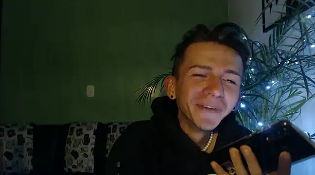 Snapshot of smallgiant27 chatting on December 2024 11:17:02 PM smallgiant27 online show from December 2024 11:17:02 PM