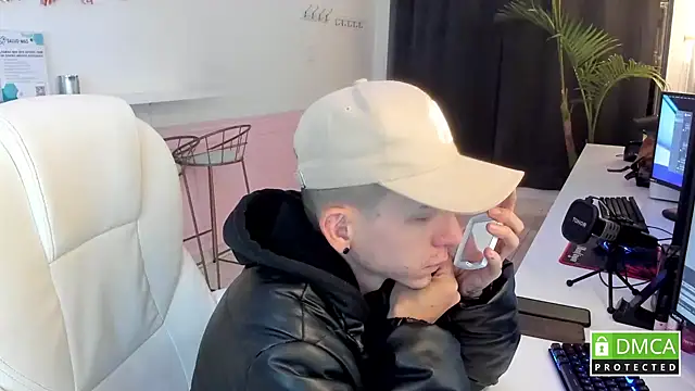 Snapshot of smallgiant27 chatting on October 2025 01:14:01 AM smallgiant27 online show from October 2025 01:14:01 AM