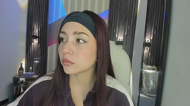 Snapshot of emily_layton chatting on January 2026 02:32:01 PM emily layton online show from January 2026 02:32:01 PM