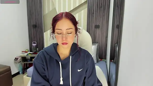 Snapshot of emily_layton chatting on February 2026 12:18:02 AM emily layton online show from February 2026 12:18:02 AM