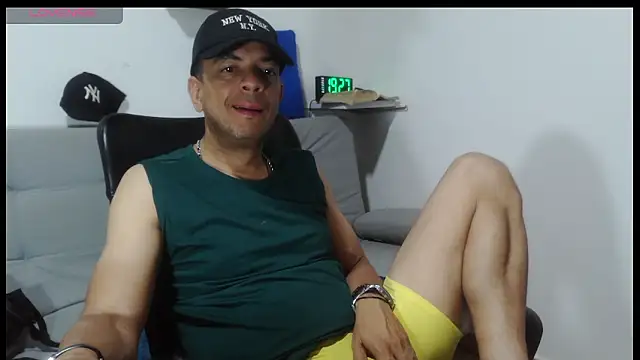 latinmartin73 online show from April 2026 12:27:01 AM