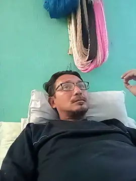 Andresguz35 online show from February 2026 05:33:01 PM