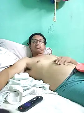 Andresguz35 online show from February 2026 03:24:02 AM