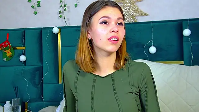 Snapshot of PollyLanders chatting on December 2024 01:00:02 AM PollyLanders online show from December 2024 01:00:02 AM