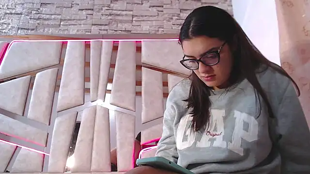 mia and austin online show from February 2025 06:21:01 AM