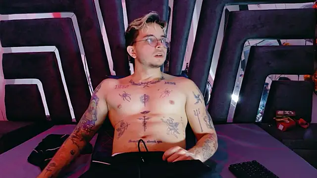 Snapshot of AliceandMax chatting on June 2026 01:04:02 PM AliceandMax online show from June 2026 01:04:02 PM