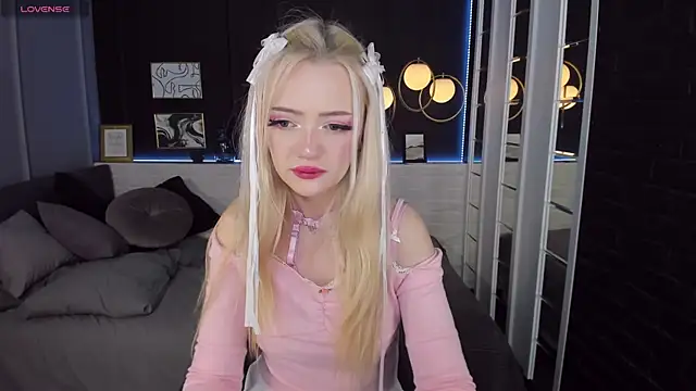 Snapshot of EmilyAir chatting on December 2024 01:18:02 AM EmilyAir online show from December 2024 01:18:02 AM