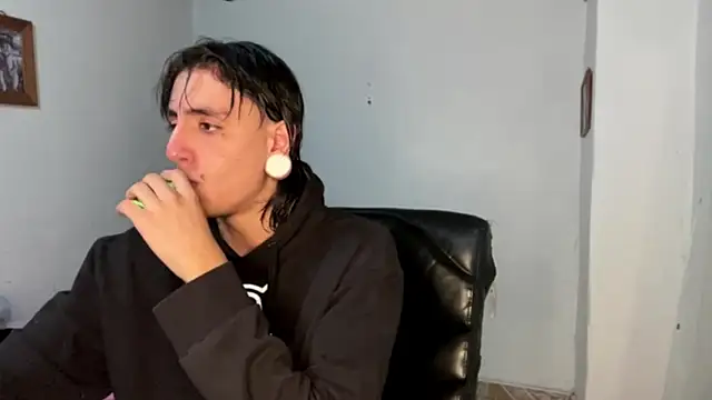 Snapshot of Matthew_Dixonn chatting on February 2025 11:09:02 PM Matthew Dixonn online show from February 2025 11:09:02 PM