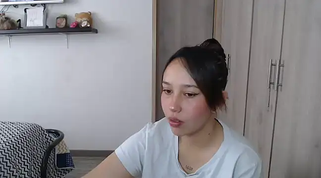 Skarlet Adams28 online show from December 2024 06:28:01 PM