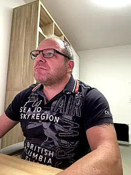 coupleLatinaLovers online show from October 2025 04:53:01 AM