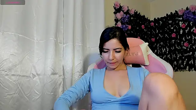 Snapshot of sweetieandjuicyy chatting on December 2025 05:03:02 AM sweetieandjuicyy online show from December 2025 05:03:02 AM